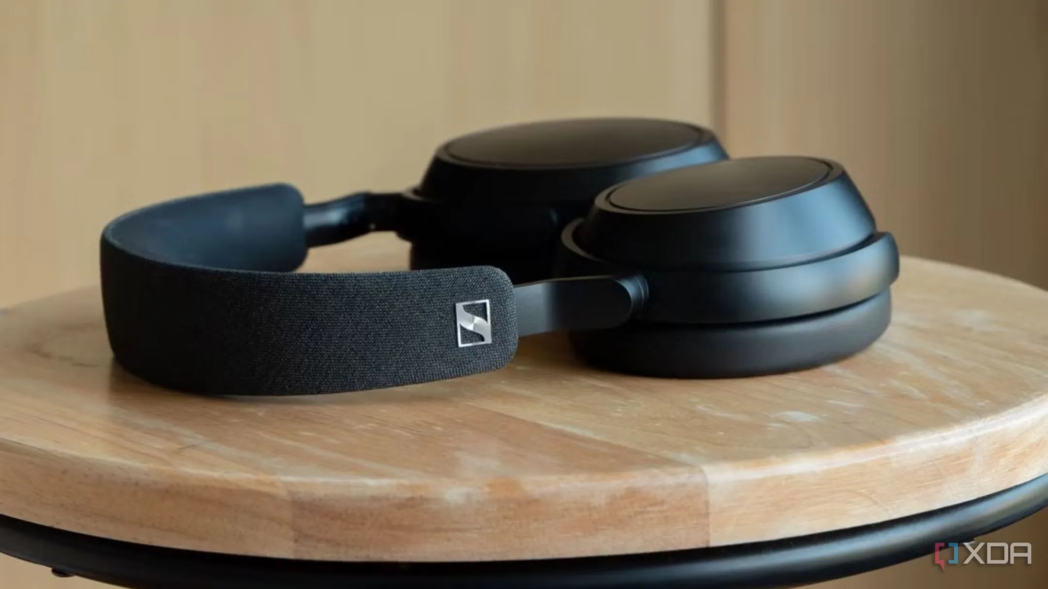 Auriculares Sennheiser Momentum 4 en color negro sobre una mesa