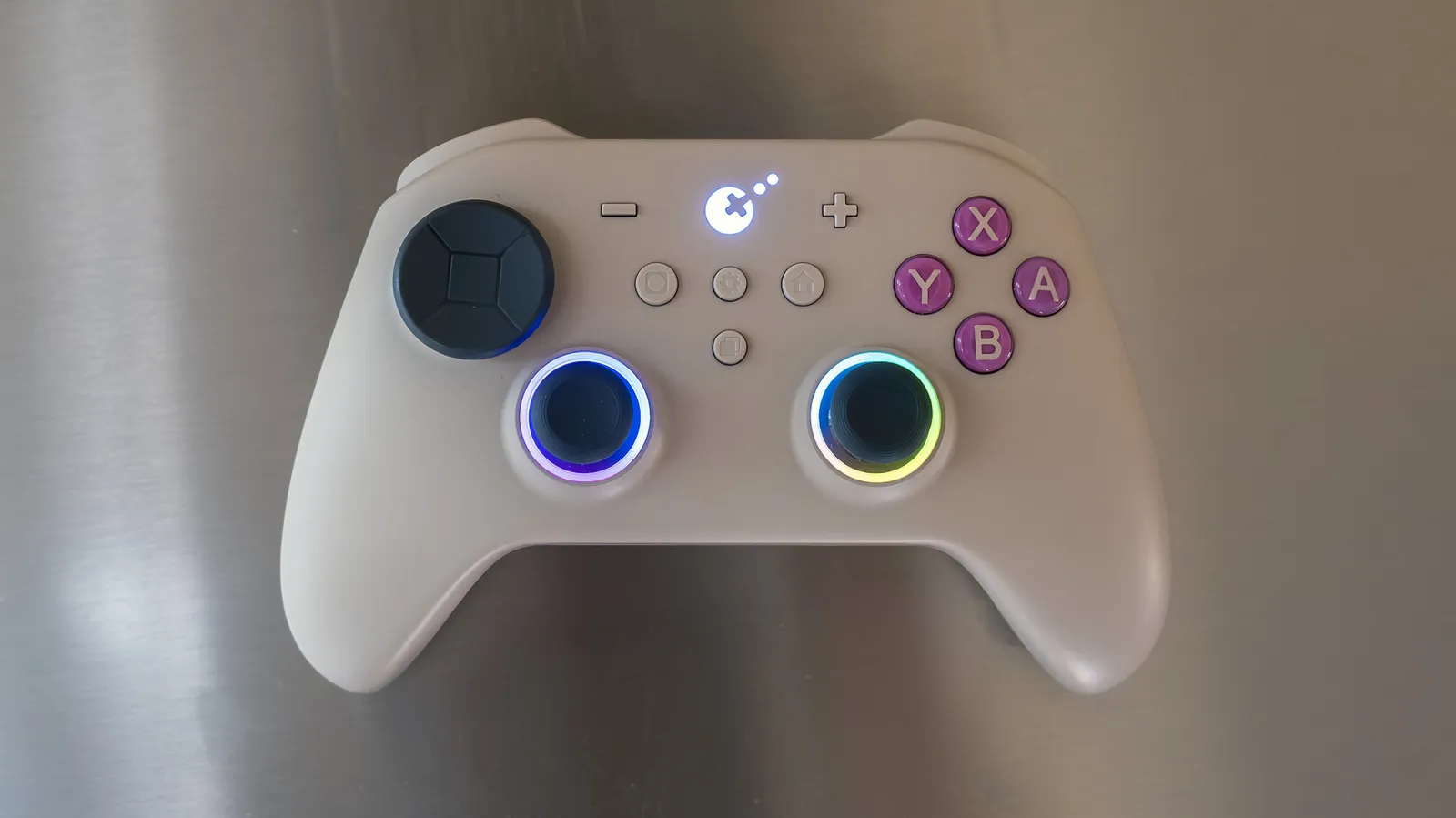 GuliKit TT Pro gris con botones morados y anillos iluminados alrededor de los sticks simétricos